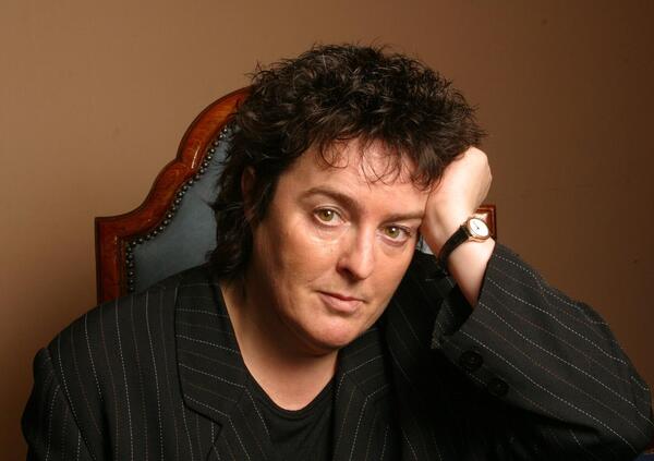 Se volete imparare l&rsquo;amore leggete Carol Ann Duffy, erede di Saffo e oltre: poetessa femminista, la prima dichiaratamente lesbica in Uk. Ma la sua vera forza &egrave; altrove (dove arriva solo la poesia) 