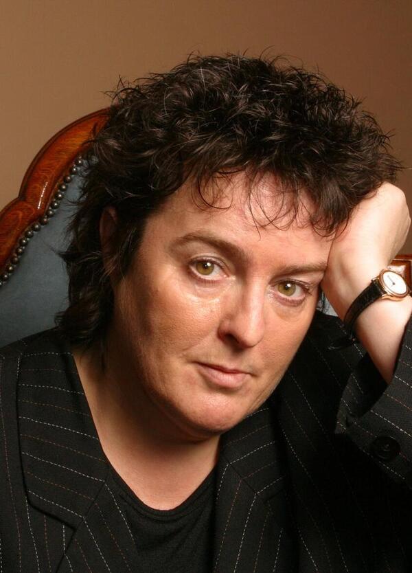 Se volete imparare l&rsquo;amore leggete Carol Ann Duffy, erede di Saffo e oltre: poetessa femminista, la prima dichiaratamente lesbica in Uk. Ma la sua vera forza &egrave; altrove (dove arriva solo la poesia) 