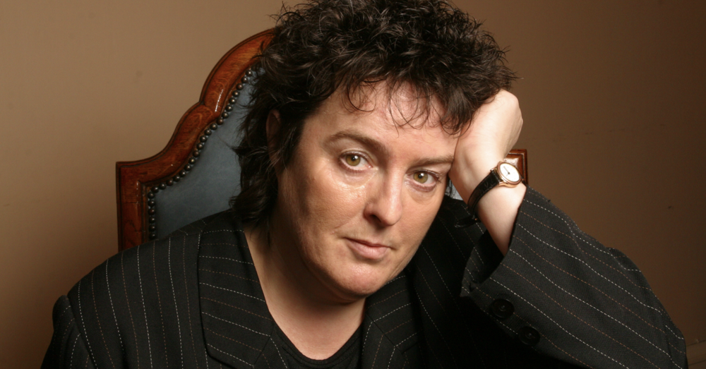 Se volete imparare l&rsquo;amore leggete Carol Ann Duffy, erede di Saffo e oltre: poetessa femminista, la prima dichiaratamente lesbica in Uk. Ma la sua vera forza &egrave; altrove (dove arriva solo la poesia) 