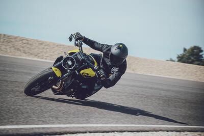 Nuova Husqvarna Vitpilen 801: faro Bi-Led e 105 cv per la sorella della Svartpilen 801