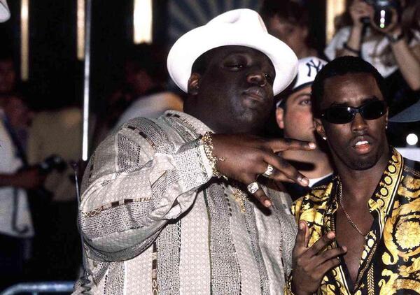 Diddy in prigione, ma cosa c&rsquo;entra Sean Combs con gli omicidi di Notorious B.I.G. e Tupac? E cos&rsquo;ha detto di Puff Daddy la sua ex assistente? &ldquo;&Egrave; un incubo ambulante e&hellip;.&rdquo;