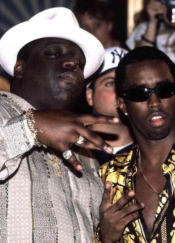 Diddy in prigione, ma cosa c&rsquo;entra Sean Combs con gli omicidi di Notorious B.I.G. e Tupac? E cos&rsquo;ha detto di Puff Daddy la sua ex assistente? &ldquo;&Egrave; un incubo ambulante e&hellip;.&rdquo;