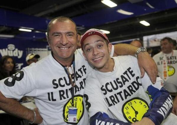 Aldo Drudi artista a Mig Babol: &ldquo;Consigliai io a Valentino Rossi di pis*iare nel bagno di Jerez. Ora subisco il suo personaggio&hellip;&rdquo;