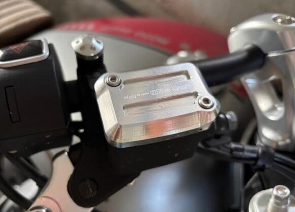 Moto Guzzi V9 Bobber (2016 - 18) (12)