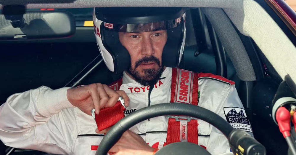 Paura per Keanu Reeves: l&rsquo;attore finisce fuori pista nel suo debutto alla Toyota Gr Cup all&#039;Indianapolis Motor Speedway. Ecco cos&rsquo;&egrave; successo [VIDEO] 