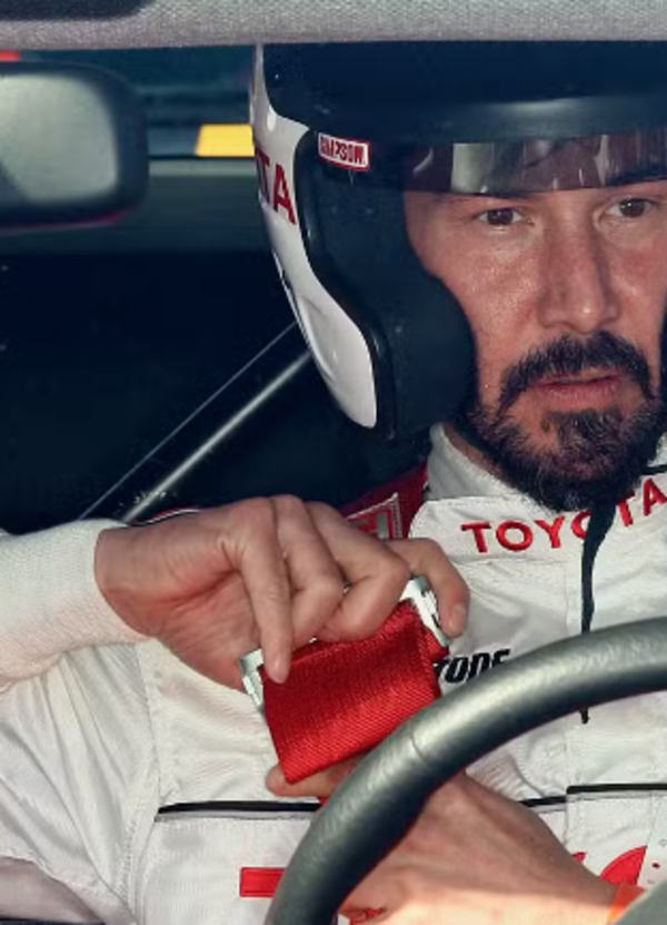 Paura per Keanu Reeves: l&rsquo;attore finisce fuori pista nel suo debutto alla Toyota Gr Cup all&#039;Indianapolis Motor Speedway. Ecco cos&rsquo;&egrave; successo [VIDEO] 