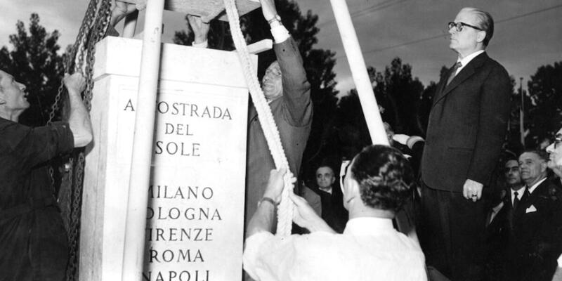 La posa della prima pietra della A1, a San Donato Milanese il 19 maggio 1956