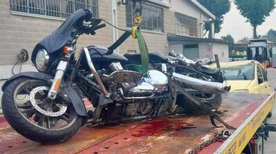Incidente fatale sull'autostrada A7. Auto tampona moto: muoiono motociclista e il suo cane 