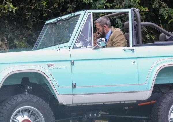 Ben Affleck, che flop la Ford Bronco elettrica. Rimane a piedi con il figlio con la restomod da mezzo milione e...