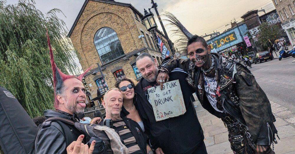 Intervista agli ultimi punk di Camden (Londra) tra The Clash, Smiths, Sex Pistols e Dr Martens pagate il triplo: &ldquo;Perch&eacute; &egrave; il movimento pi&ugrave; grande di tutti, anche degli hippie&rdquo;. Le testimonianze di Alex Halsey, Terry MacLeay e Zombie Punk&hellip;