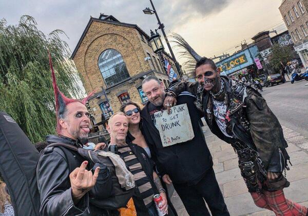 Intervista agli ultimi punk di Camden (Londra) tra The Clash, Smiths, Sex Pistols e Dr Martens pagate il triplo: &ldquo;Perch&eacute; &egrave; il movimento pi&ugrave; grande di tutti, anche degli hippie&rdquo;. Le testimonianze di Alex Halsey, Terry MacLeay e Zombie Punk&hellip;