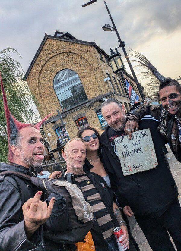 Intervista agli ultimi punk di Camden (Londra) tra The Clash, Smiths, Sex Pistols e Dr Martens pagate il triplo: &ldquo;Perch&eacute; &egrave; il movimento pi&ugrave; grande di tutti, anche degli hippie&rdquo;. Le testimonianze di Alex Halsey, Terry MacLeay e Zombie Punk&hellip;