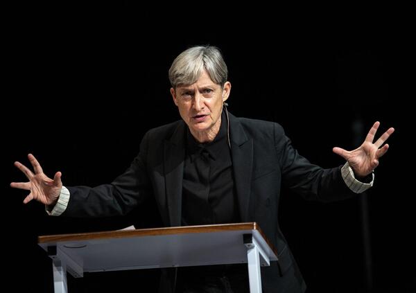 Abbiamo letto &ldquo;Chi ha paura del genere?&rdquo; della guru femminista Judith Butler: ecco come il femminismo diventa fascista contro chiunque non la pensi come i woke, da Meloni a J. K. Rowling