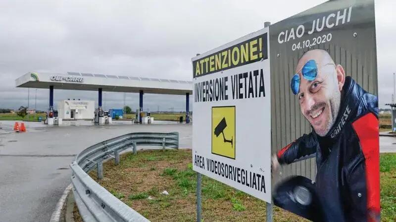 Una grande foto del figlio nel luogo dell&#039;incidente in moto, per evitarne altri