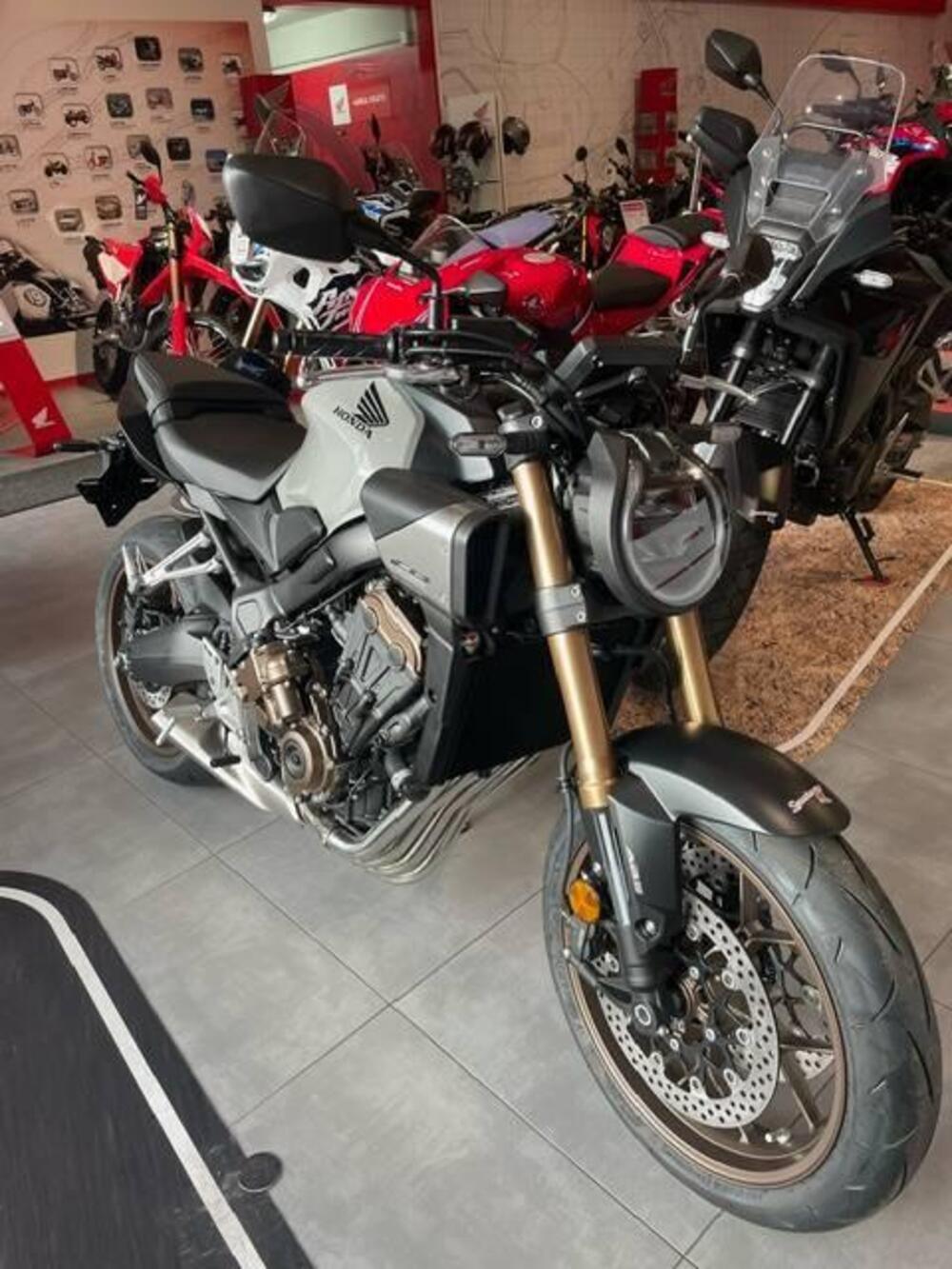 Honda CB 650 R E-Clutch (2024 - 25) (2)