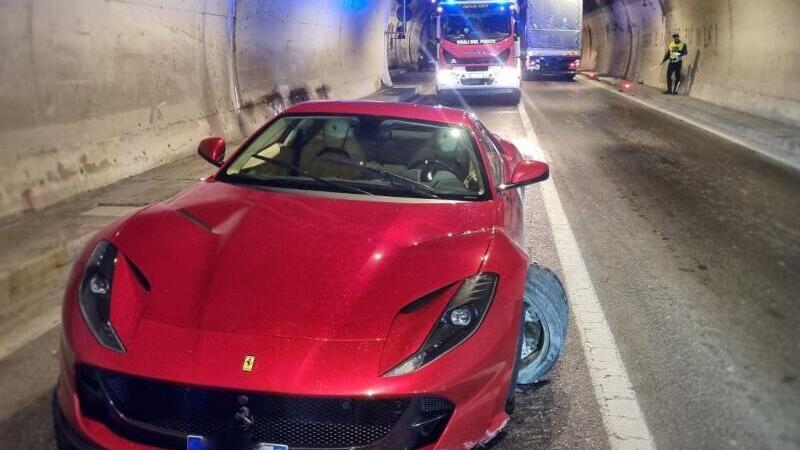 Perde il controllo della Ferrari e sbatte contro il muro