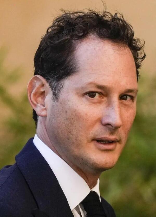 John Elkann, tregua con il governo Meloni? Tavares in Parlamento, via libera alla cessione della maggioranza di Comau (robotica legata all&rsquo;ex Fiat), ma...