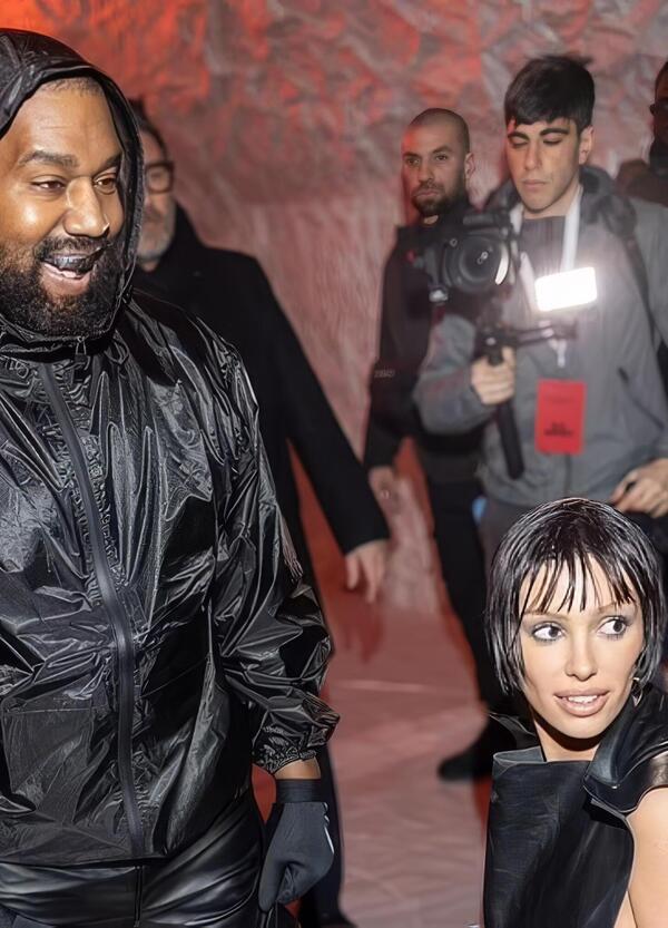 Kanye West con la madre di Bianca Censori mentre la moglie guarda? E cosa centra Diddy? Le nuove accuse incrociate a Ye e Sean Puff Daddy Combs da Pisciotta