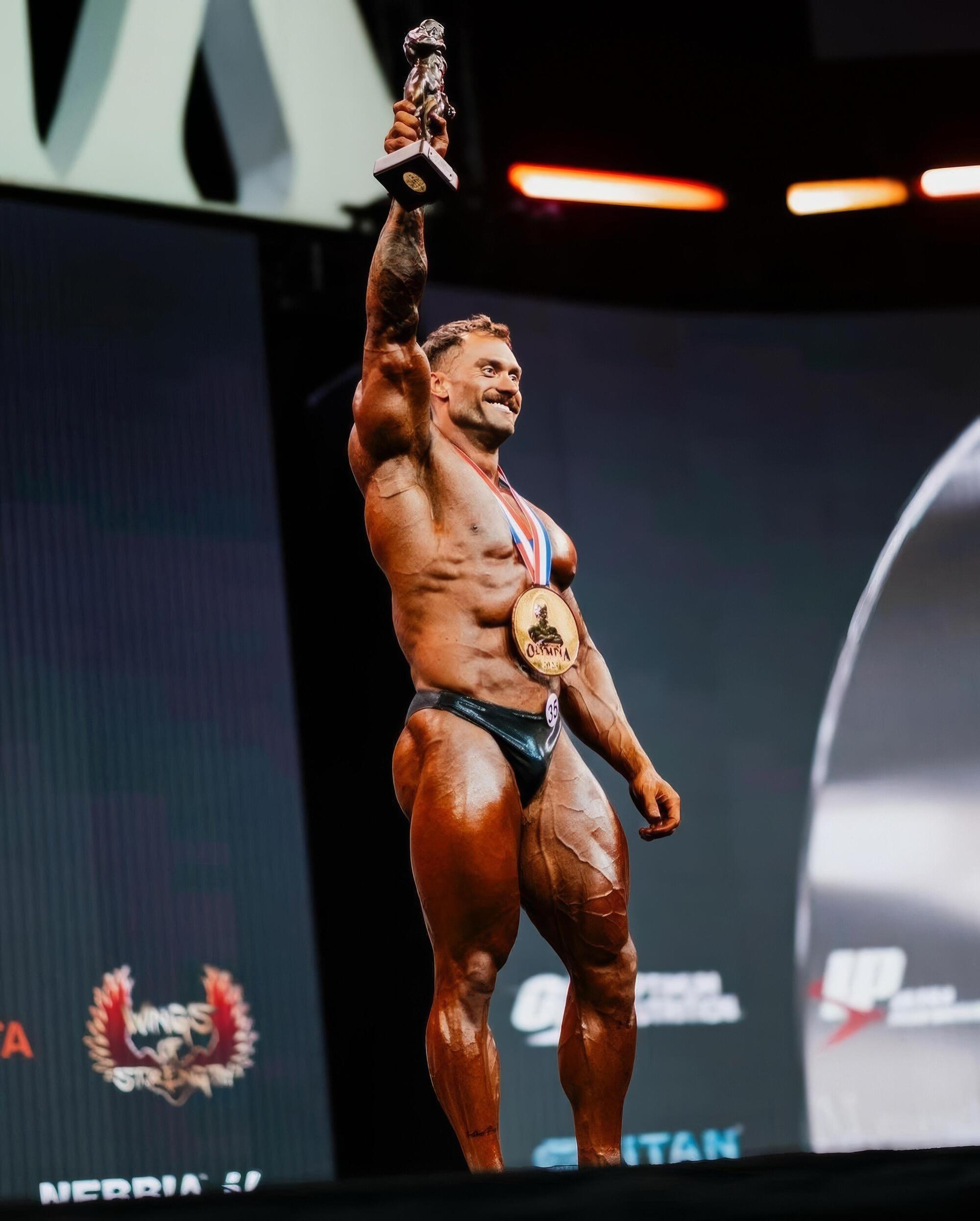 Chris Bumstead con il sesto trofeo consecutivo all&#039;Olympia Classic Physique