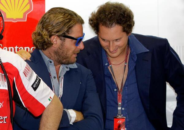 Lapo Elkann, ma cos&#039;&egrave; la storia dei soli 1.200 euro sul conto in banca? Intanto anche lui e John spiati (con gli occhiali?) dal bancario di Intesa Sanpaolo Coviello