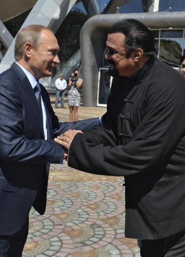 Ma com&rsquo;&egrave; messo Steven Seagal, pronto a morire per Putin? E ora c&rsquo;&egrave; chi vuole mandare l&rsquo;attore in guerra contro l&rsquo;Ucraina...