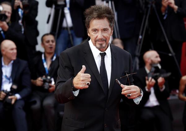 Al Pacino in &ldquo;Sonny Boy&rdquo;, l&rsquo;autobiografia: &ldquo;Ho comprato sedici auto, ventitr&eacute; telefoni, pagavo 400mila dollari l&rsquo;anno il giardiniere e ne spendevo 300mila al mese&rdquo;. Ecco le follie del Padrino