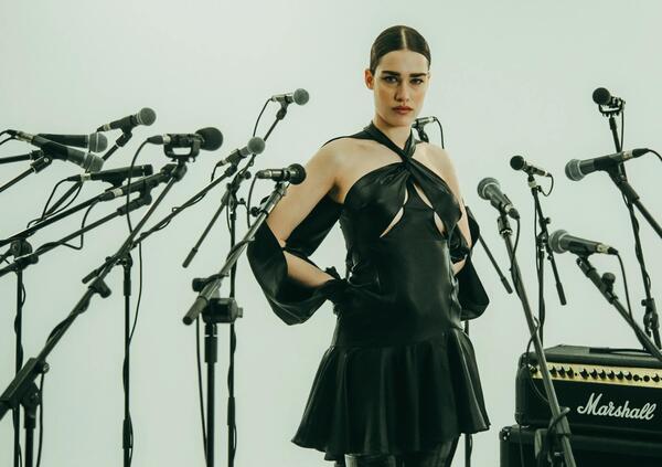 Abbiamo visto il concerto di Clara ai Magazzini Generali di Milano e capito due cose: che &egrave; la nostra cantautrice &ldquo;brat&rdquo; (come Charli XCX) e perch&eacute; non &egrave; considerata dal Premio Tenco (che preferisce Tedua)