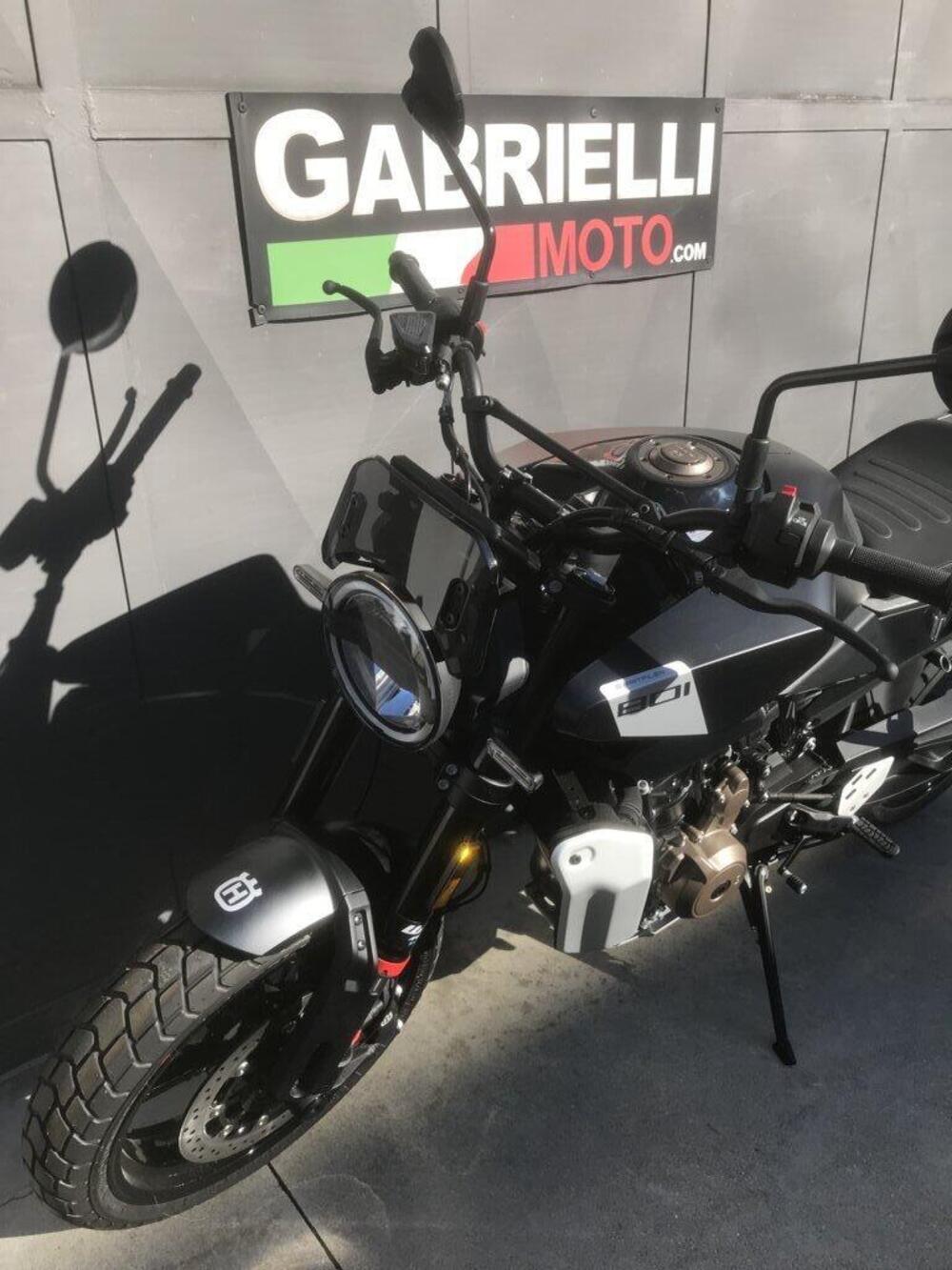 Husqvarna Svartpilen 801 (2024 - 26) (2)