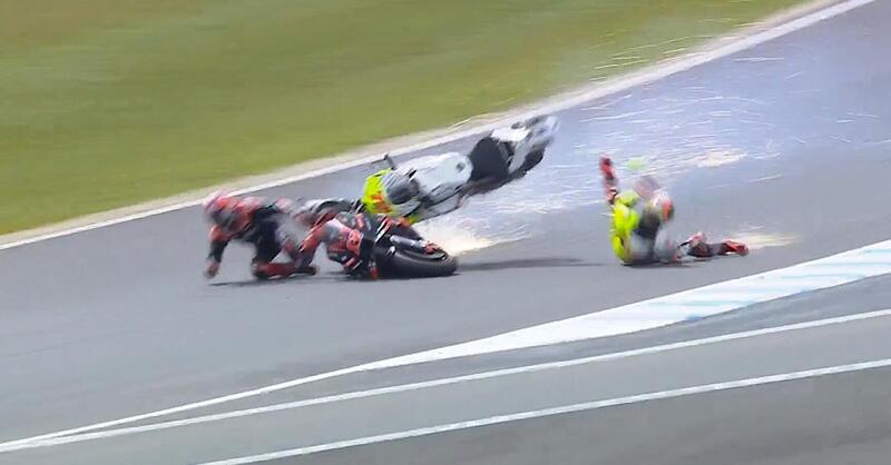 MotoGP 2024. GP d&#039;Australia. Nella Sprint brutto incidente tra Marco Bezzecchi e Maverick Vinales [GALLERY e VIDEO]