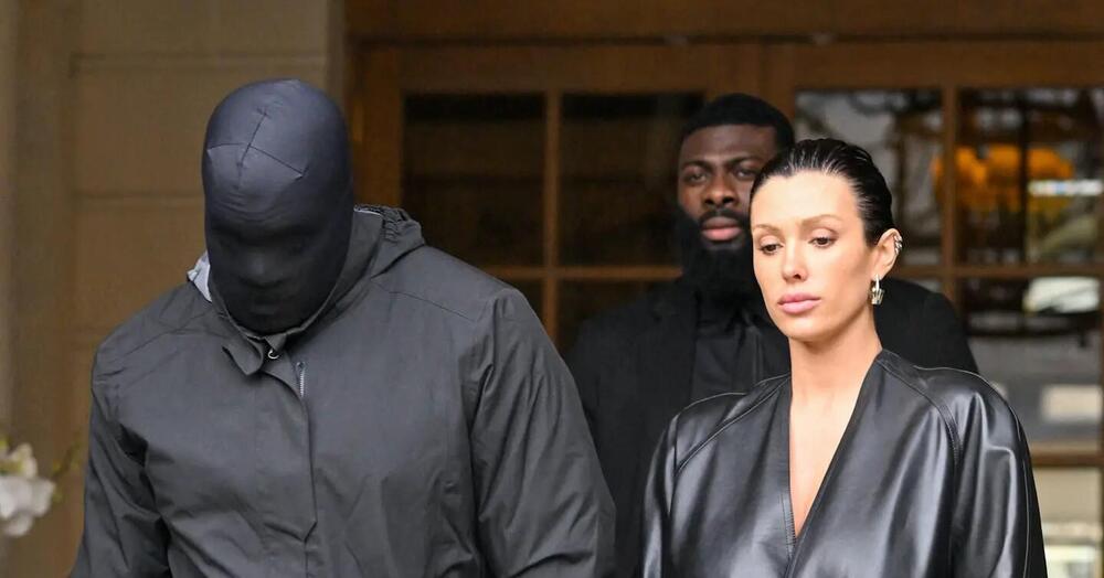 Bianca Censori, ma che hai fatto ai capelli? E Kanye West impazzisce... Ma il divorzio, l&#039;outfit e la denuncia di Pisciotta su Diddy, mamma Alexandra e dintorni?