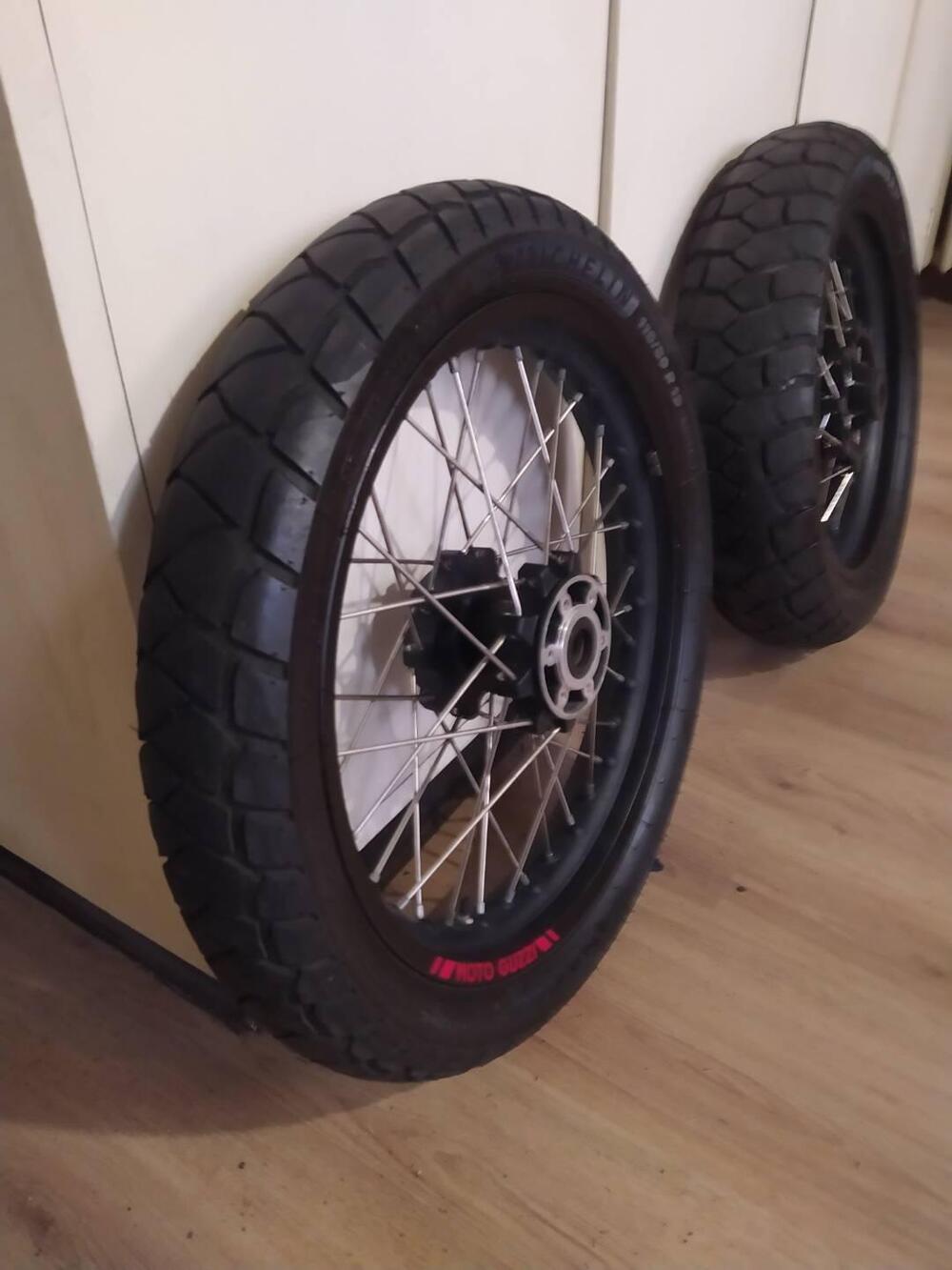 vendo cerchi e pneumatici (no tubeless) per Guzzi Moto Guzzi