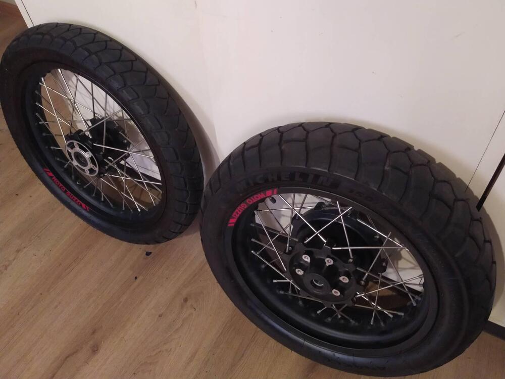 vendo cerchi e pneumatici (no tubeless) per Guzzi Moto Guzzi (3)