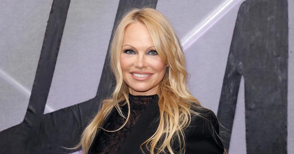 Pamela Anderson, da icona sexy in Baywatch al libro di cucina. &ldquo;I love you: recipes from the heart&rdquo; tra ricette vegane, consigli culinari e l&rsquo;amore per il food&hellip;