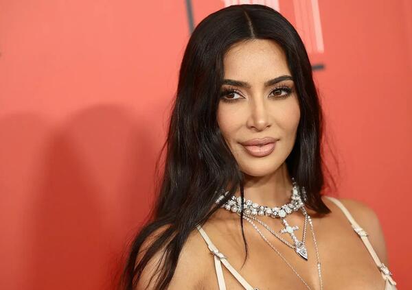 Kim Kardashian ha copiato (di nuovo) Bianca Censori? I fan paragonano ancora l&rsquo;ex moglie di Kanye West alla sua &ldquo;erede&rdquo;: verit&agrave; o suggestione?