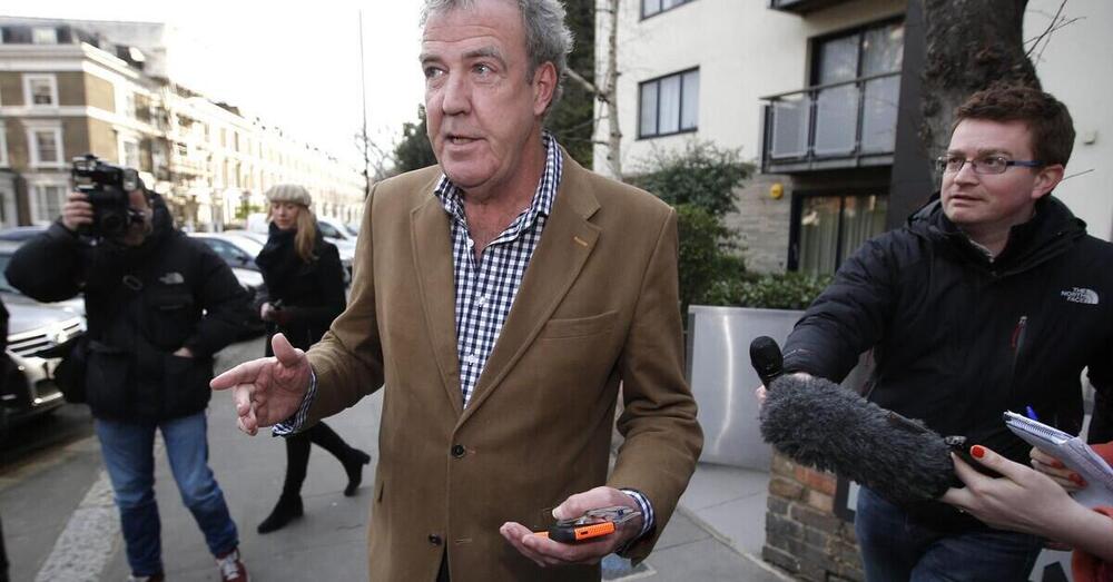 Jeremy Clarkson: &ldquo;L&rsquo;Italia deve ridarci miliardi per averci invaso? Perch&eacute;...&rdquo;. E sui giovani della Gen Z che suonano il clacson per rabbia stradale&hellip;