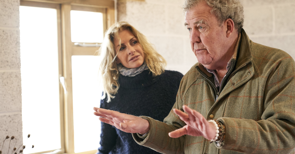 Clarkson operato d&rsquo;urgenza, davvero ha rischiato di morire? Parla la fidanzata Lisa Hogan: &ldquo;Jeremy &egrave; pi&ugrave; pesante, ma...&rdquo;. E i medici che lo hanno operato al cuore...