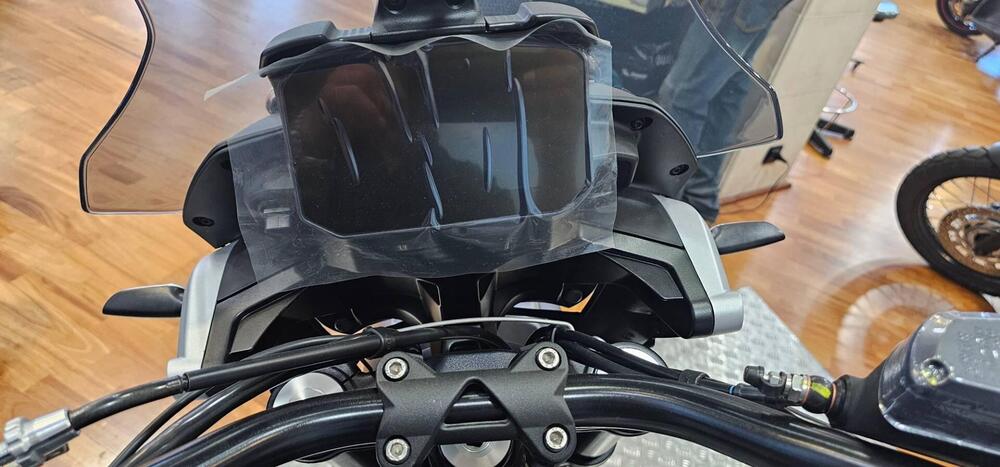 Moto Guzzi V85 Strada (2024 - 25) (4)