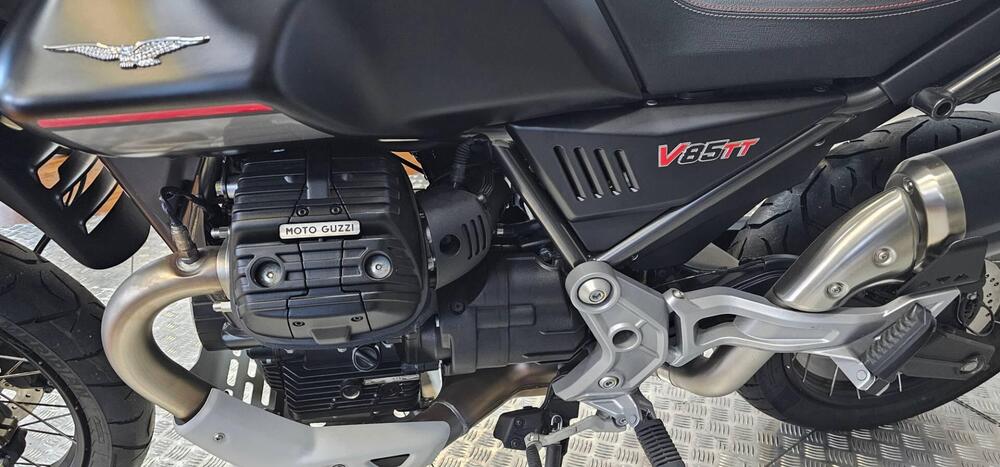 Moto Guzzi V85 Strada (2024 - 25) (11)