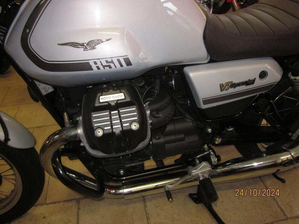 Moto Guzzi V7 Special (2021 - 24) (6)