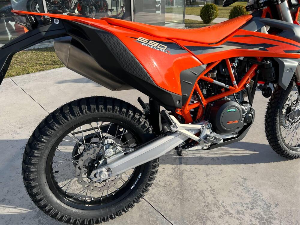 KTM 690 Enduro R (2022 - 25) (4)
