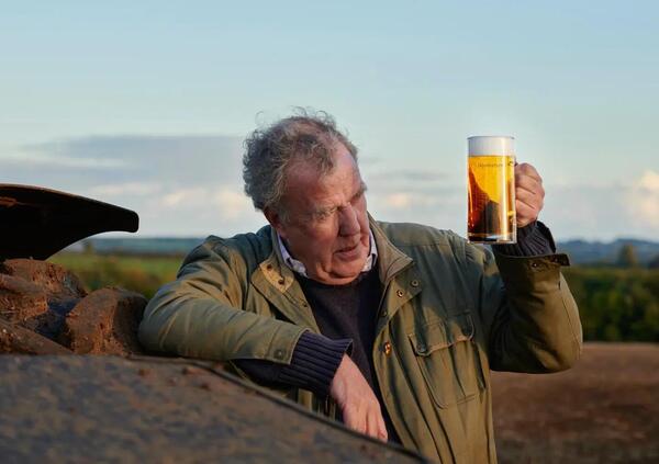 Jeremy Clarkson durante l&rsquo;operazione: &ldquo;Mi sentivo come un&rsquo;auto. I miei tubi erano intasati&rdquo;. Ecco come cambier&agrave; la vita di Jezza: poco alcool, zero carne, pi&ugrave; allenamento e&hellip; &ldquo;&Egrave; terrificante!&rdquo;