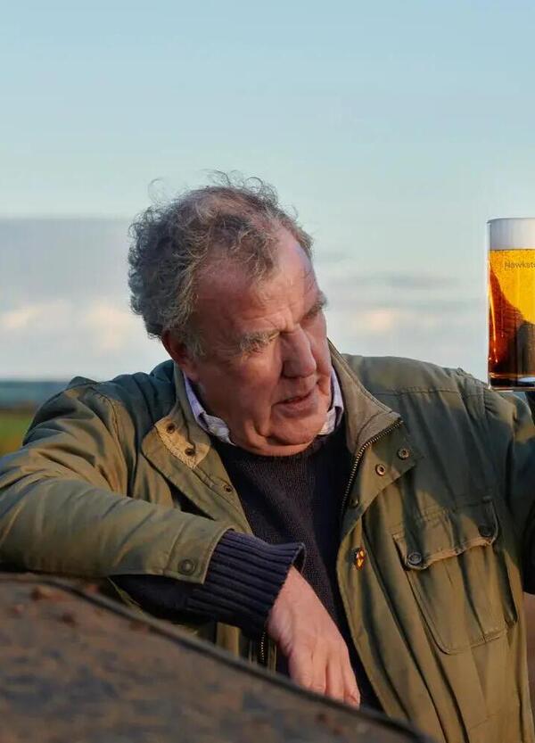 Jeremy Clarkson dopo l&rsquo;operazione: &ldquo;Mi sentivo come un&rsquo;auto. I miei tubi erano intasati&rdquo;. Ecco come cambier&agrave; la vita di Jezza: poco alcool, zero carne, pi&ugrave; allenamento e&hellip; &ldquo;&Egrave; terrificante!&rdquo;