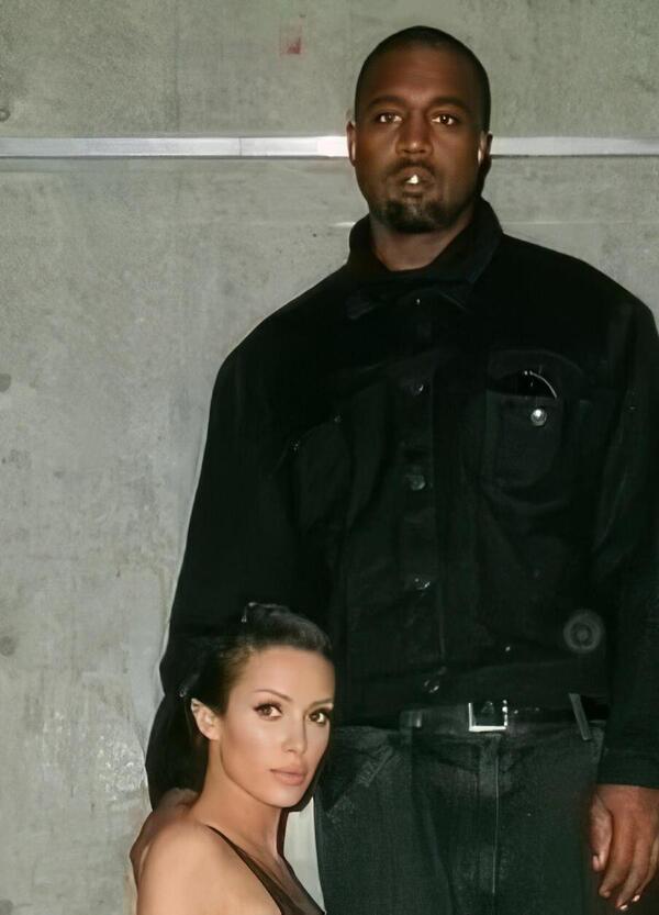 Bianca Censori con Kanye West e la sorella Angelina alla guerra del reggiseno nero (che quasi non c&rsquo;&egrave;)? [FOTO]