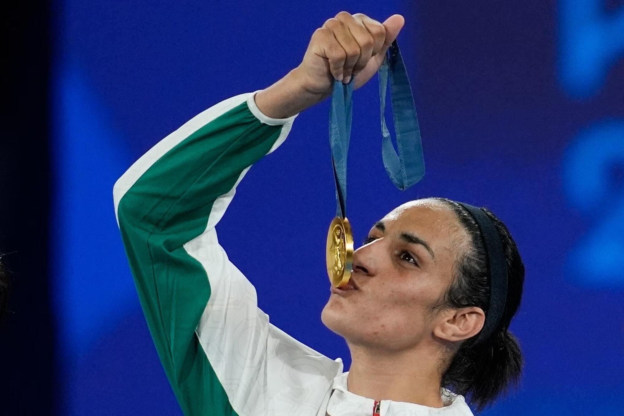 Imane Khelif con la medaglia d&#039;oro olimpica