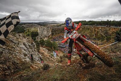 24MX Hixpania Hard Enduro. Billy Bolt torna alla vittoria, &ldquo;Mani&rdquo; Lettenbichler &egrave; Campione del Mondo [GALLERY]
