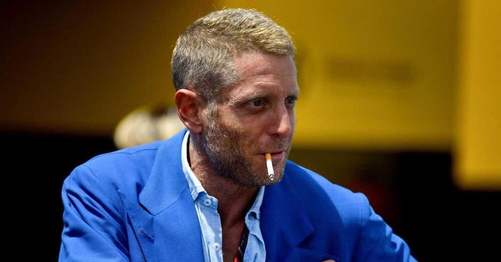 Ferrari, Lapo Elkann scatenato sull&rsquo;inno (ma le parole?) per la vittoria di Sainz, ma i guai di famiglia continuano: cosa c&rsquo;entra quella villa a Marrakech? Questione di eredit&agrave;, 15 milioni di crediti e&hellip; [VIDEO]