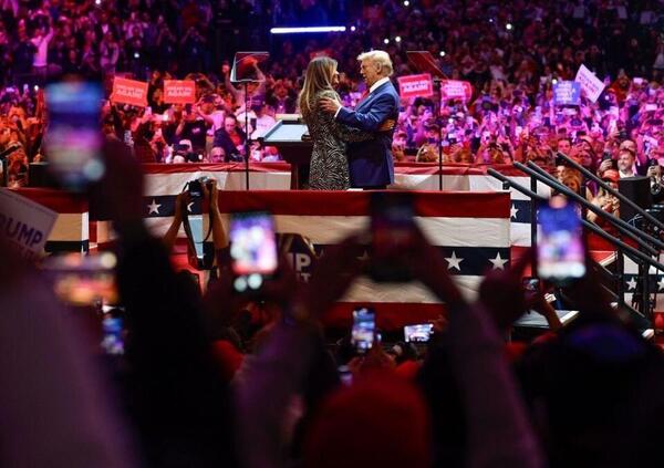 Donald Trump, un eroe o un mostro? Siamo stati al comizio del Madison Square Garden (New York) e ve lo raccontiamo: tra cappelli Maga, ebrei osservanti, ragazze in hijab e Elon Musk...