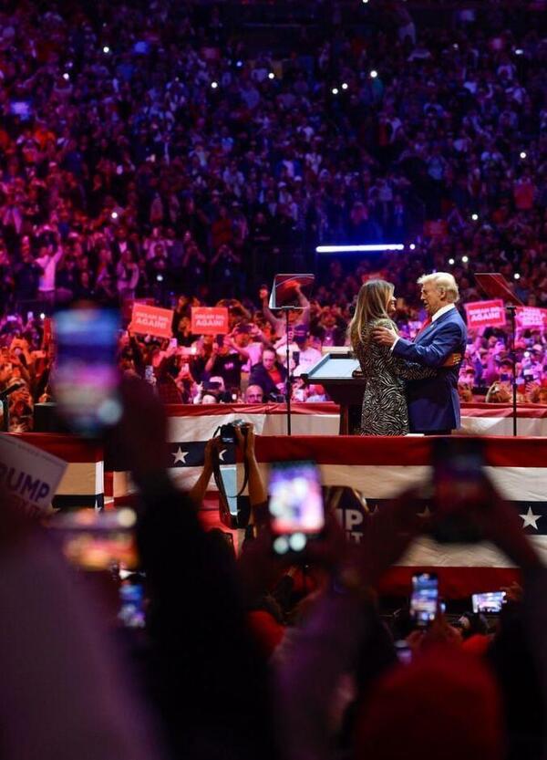 Donald Trump, un eroe o un mostro? Siamo stati al comizio del Madison Square Garden (New York) e ve lo raccontiamo: tra cappelli Maga, ebrei osservanti, ragazze in hijab e Elon Musk...