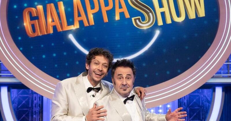 Valentino Rossi con il mago Forrest al GialappaShow. Uno spasso