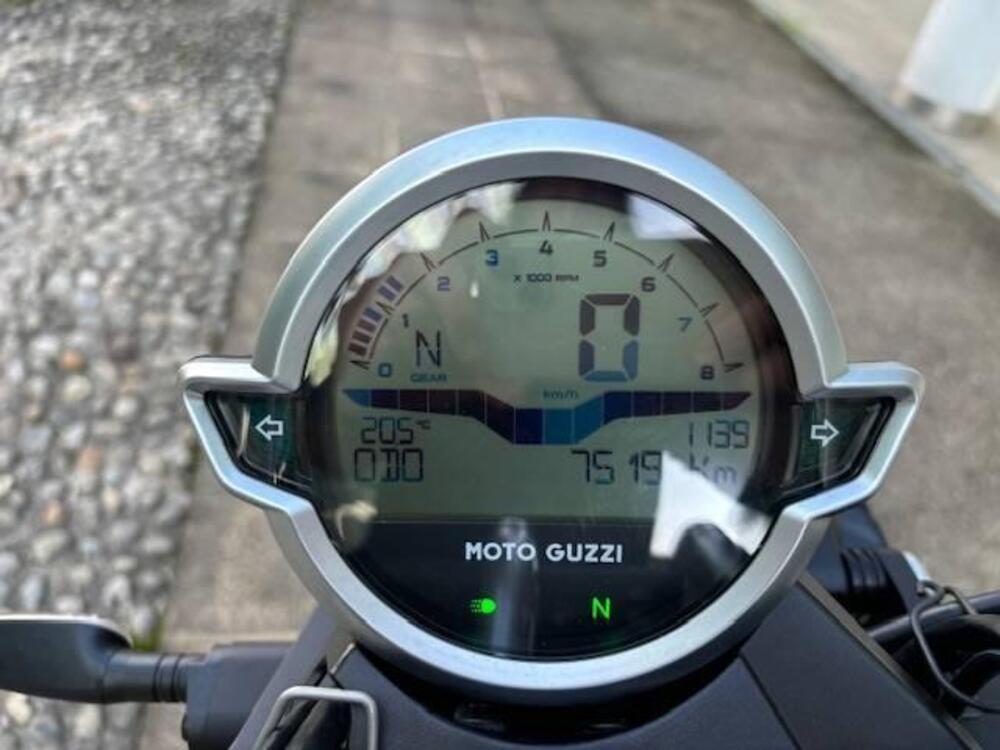 Moto Guzzi V9 Bobber (2021 - 25) (5)